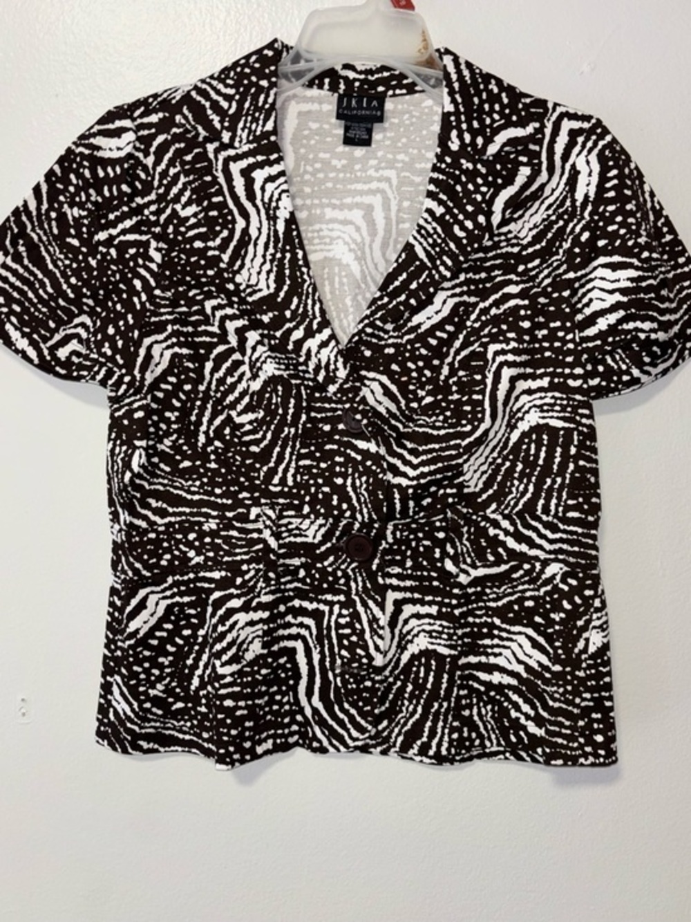 JKLA Black & White Abstract Button-Front Short Sleeve Shirt